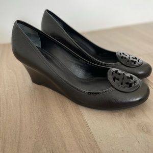 Tory Burch Black Wedge Pump Black Logo